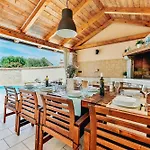 Regina Perci Vila Tar-Vabriga