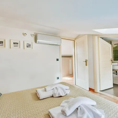 Regina Perci Villa *