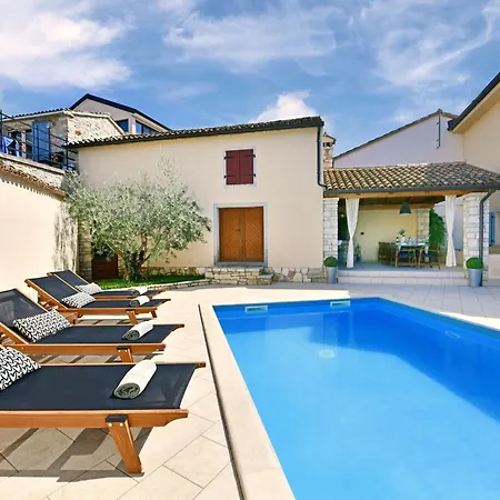 Regina Perci Villa *